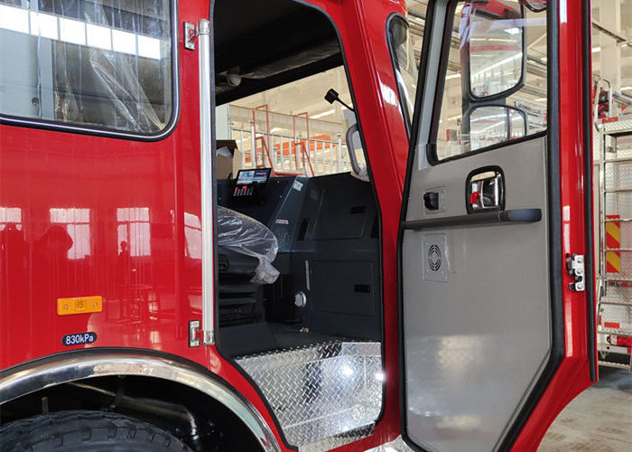 6 Seats 4x2 Drive Rescue Foam Fire Truck With Two Years Warranty Period
