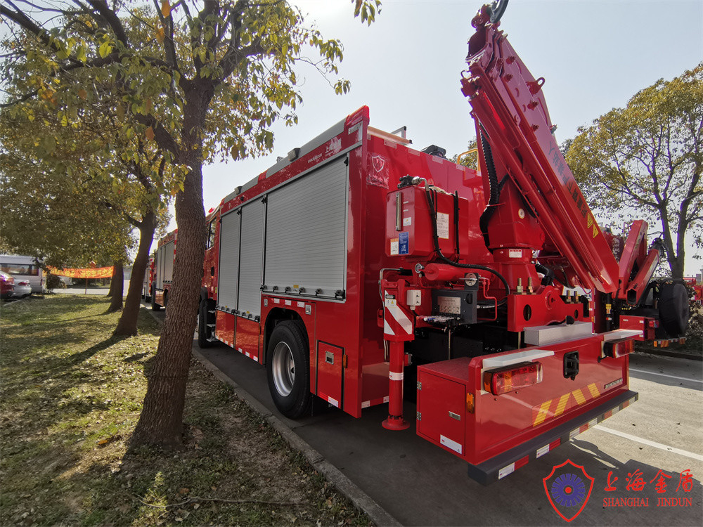 Shanghai Jindun 380V AC 40Pcs Industrial Fire Truck , 1390Nm Fire Rescue Vehicles