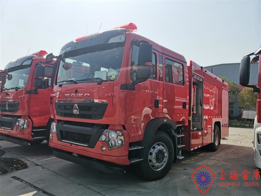 Stainless Steel Municipal Water Foam Fire Truck Six Seats 6000L