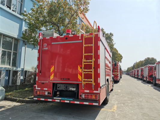 Camion del fuoco di schiuma da 8000 litri con base delle ruote di 4600 mm e campo di tiro di 55 m