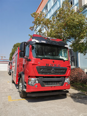 Due camion dei vigili del fuoco dell'autocisterna dell'acqua dell'azionamento della carrozza 4×2 di fila con il monitor manuale 60L/s del fuoco